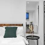 Kensington Home With Private Bathroom & Garden