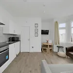 Startlet Stays Apartments - On Elizabeth Line With Free Parking