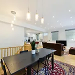 Modern Three-Bedroom Flat In Paddington