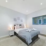 Modern Three-Bedroom Flat In Paddington