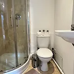 Economic Hotel-Like Room, En-Suite Sheperds Bush
