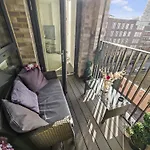 Greenwich Apartment With A River View & Balcony Near The 02 Arena & North Greenwich With Free Wifi & Fast Links Into Central London