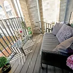 Greenwich Apartment With A River View & Balcony Near The 02 Arena & North Greenwich With Free Wifi & Fast Links Into Central London