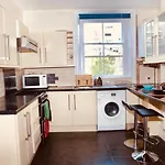 Elephant And Castle Spacious Double Bed