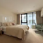 Urban Retreat Near The Thames