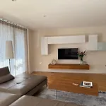 Urban Retreat Near The Thames