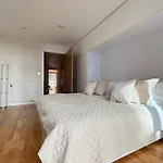 Urban Retreat Near The Thames