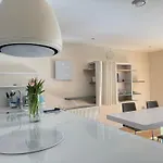 Urban Retreat Near The Thames