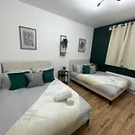 Stunning Apartment Near Paddington - Sleeps 8