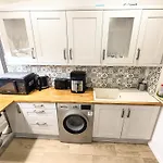 Bromley Serviced Apartments - Beckenham Place Park - London - 2 Bed House - Free Parking - 2 Beds 1 Sofabed