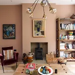 Stylish 4-Bedroom Home Near Notting Hill