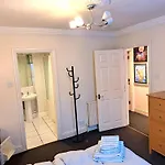 Double Room With Private Bathroom In Flat London Centre