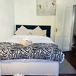 Heartwarming And Vibrant Private Room In Rental Unit
