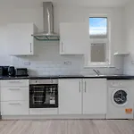 3 Bedroom Luxury London House With Parking