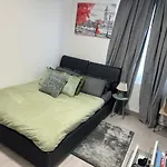 Bright Studio Apt, Great Connection 2B