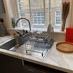 Bright & Spacious 2-Bed, 2-Bath In The Heart Of Central London - Whole Apartment