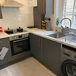 Bright & Spacious 2-Bed, 2-Bath In The Heart Of Central London - Whole Apartment