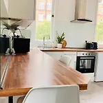 Bright Chiswick Apartment - Great Location