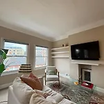 Elegant And Well-Connected 2Bd Flat Fulham