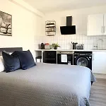 Old Street Studio With Washer And Dryer