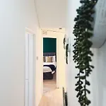 Chic, Central London Flat, Modern 3 Bed, Sleeps 7