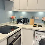 Luxurious & Spacious 2Br Apr In Earls Court!