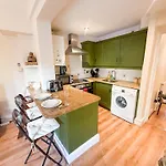 Lovely 1 Bedroom Flat In West Kensington Central London, Shepherd\'S Bush