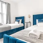 Cosy 3 Bed Flat In Shepherds Bush Sleeps 8 Guest
