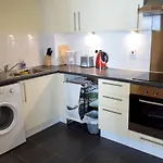 1 Bedroom Apartment In Canary Wharf With Balcony