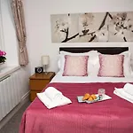 Apt 2, Trafalgar Square 2Nd Floor By Indigo Flats