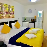 3 Bedrooms, 3 Baths, Spacious Lounge, Full Kitchen, Garden, Ground Floor, Free Parking