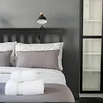 Warren Street Deluxe Apartment
