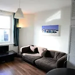 Apartment Near Hyde Park Sleeps 4