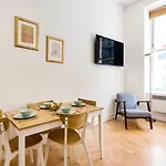 Stylish Hyde Park Apartment