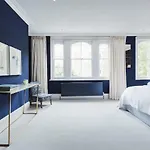 Chic Wandsworth Home With Patio By Underthedoormat