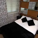 Luxurious Lower Ground Floor 3 Bedroom Large Flat