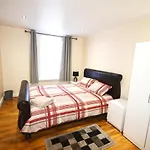 London Zone 2 Three Bedroom Apartment