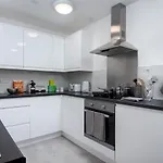 Queen\'S Drive Aparthotel