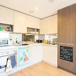 Amazing Modern 2 Bedroom Flat in Greenwich for 4 people