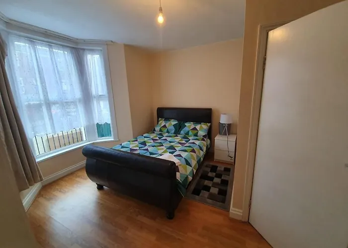 London Zone 2 Three Bedroom Apartment