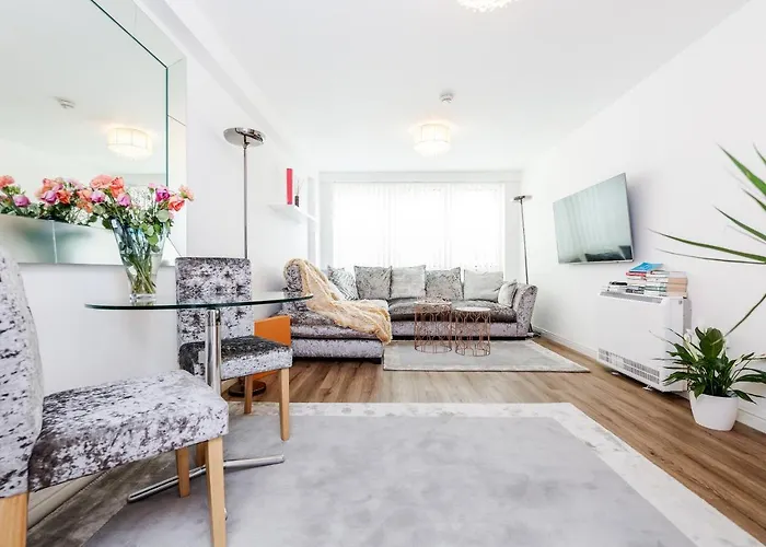 *Spacious-Modern One Bed Flat. Riverside Location*