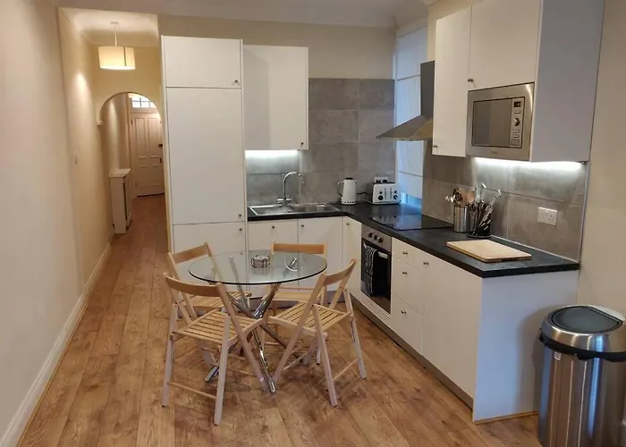 Battersea 3-Bedroom Apartment With Patio Garden
