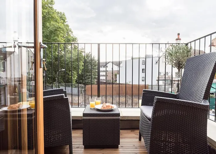 Luxury Flat With Sw Balcony In Fulham Broadway