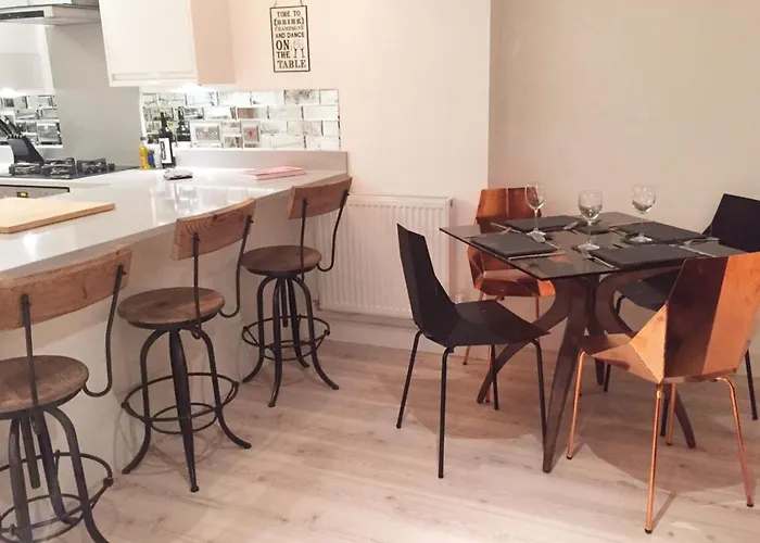Spacious 1 Bedroom Split Level Old Pub Conversion Tower Bridge