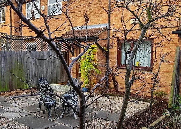 Sw19 - Quiet Split-Level 2-Bedroom Maisonette With Garden