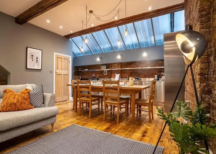 2 Bedroom Bethnal Green - W Yard View by Opulent