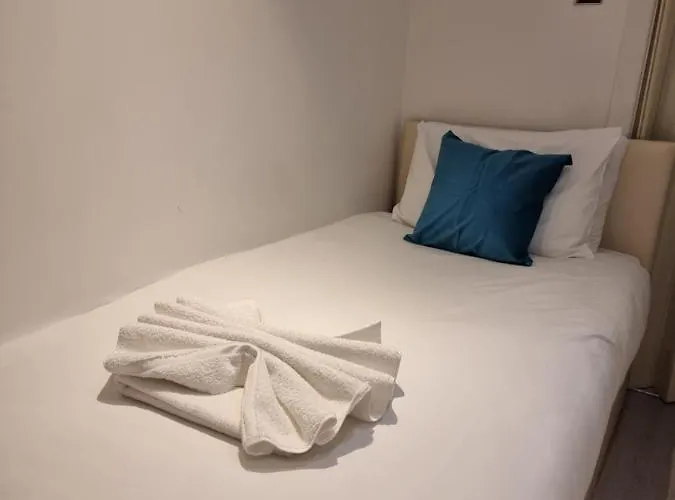 F2- Basement Studio Fits 1 Near Paddington
