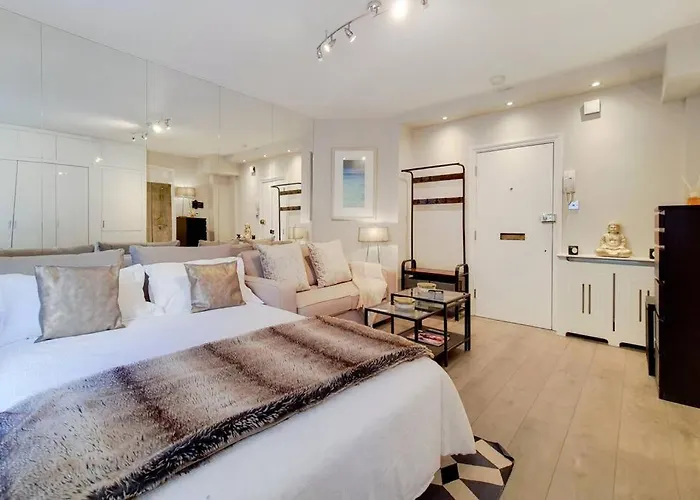 Stylish Knightsbridge Studio, Steps From Harrods.