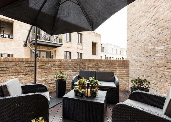 Modern & Designed 2 Bed Penthouse Apt Sleeps Five