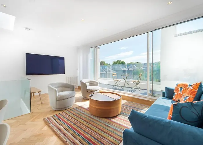 Stunning Two Bed Apartment Rh8
